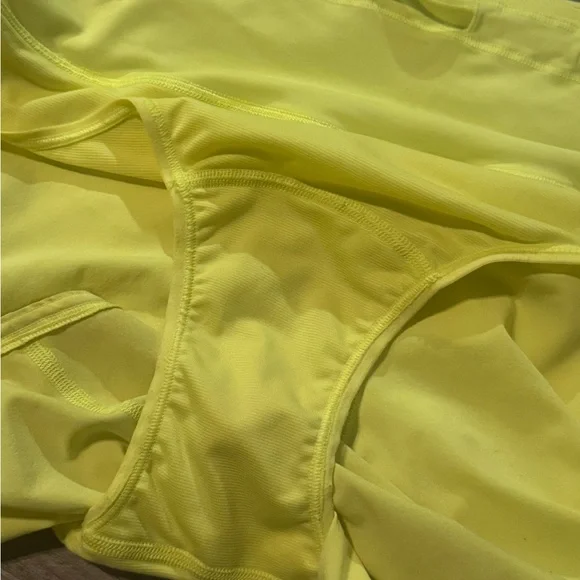 Lululemon Speed Up High Rise Shorts 4 in inseam, Size 8 - Picture 4 of 4